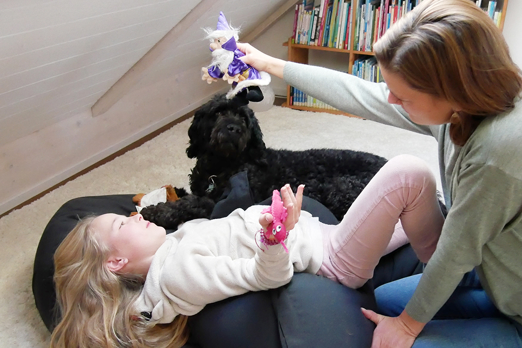 Barbara Stalder wendet in einer Sitzung die Methode Echsenzähler von mindTV an